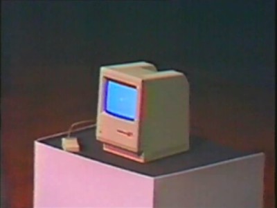 Aktionärsversammlung 1984 von Apple im Flint Center in Cupertino. Man sieht Steve Jobs 